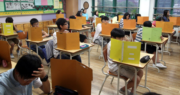 12일 오전 서울 이태원초등학교에서 6학년 학생들이 2011년 국가수준 학업성취도평가를 치르고 있다.  연합뉴스