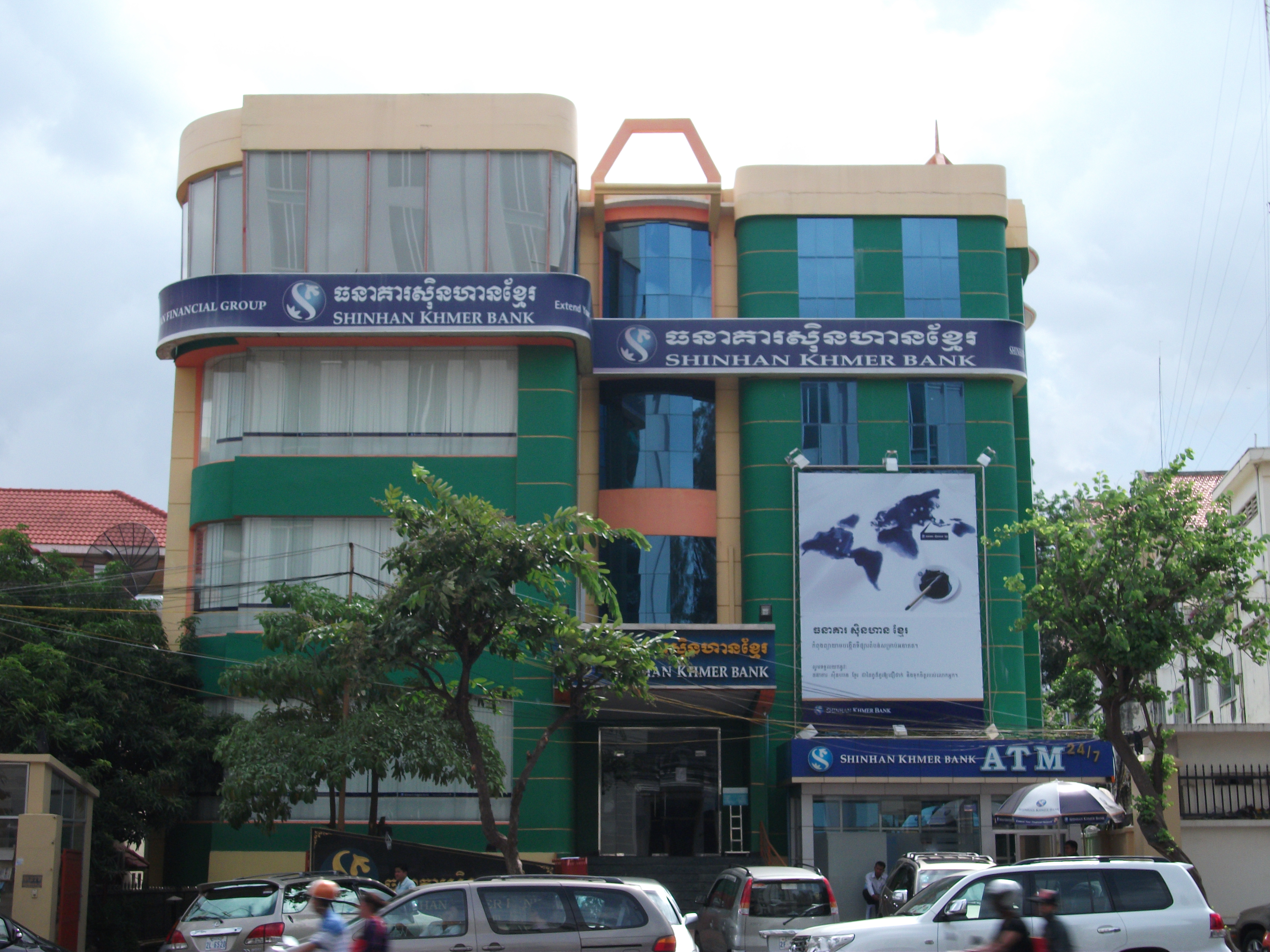 캄보디아 프놈펜 중심가에 자리잡은 신한크메르은행 본사 모습. 은행 설립 3년여 만에 순이익을 냈다.  신한크메르은행 제공