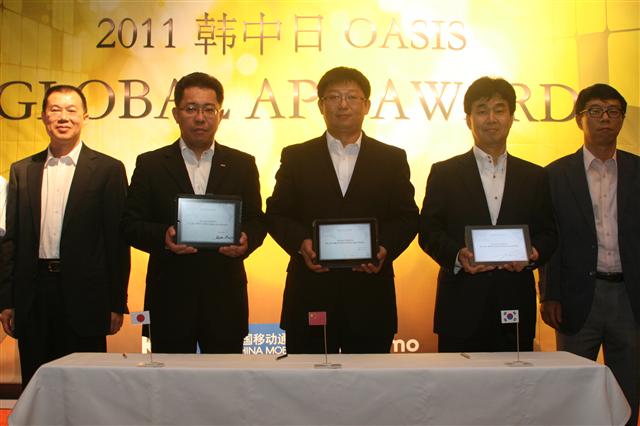 13일 중국 광저우에서 열린 ‘2011 오아시스 글로벌 콘퍼런스’에서 한원식(오른쪽 두번째) KT 상무, 류신(세번째) 차이나모바일 부총경리, 마사하루 이쿠라(네번째) NTT도코모 상무가 ‘한·중·일 앱 경진대회’ 일정을 발표하고 있다.  KT 제공