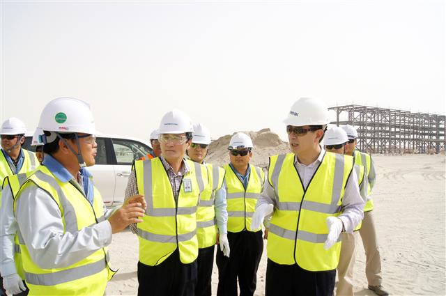 서종욱(오른쪽) 대우건설 사장이 지난 6월 아랍에미리트연합(UAE) 루와이스 정유저장 시설 공사현장을 방문, 현장 관계자들과 이야기를 나누고 있다.  대우건설 제공