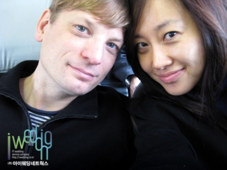 아나운서 출신 배우 임성민(42)이 미국인 마이클엉거 교수와 오는 10월 14일 광장동 쉐라톤워커힐호텔에서 결혼한다. 예비 신랑은 미국 명문 브라운대를 졸업하고 컬럼비아대 대학원에서 영화학을 전공한 미국인으로, 현재 서울의 한 대학에서 영화제작을 지도하고 있다.<br>(주)아이웨딩네트웍스 제공