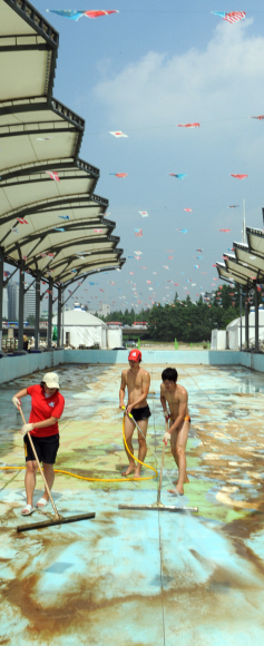 서울 서초구 양재천 수영장 바닥을 청소하는 대학생들.
