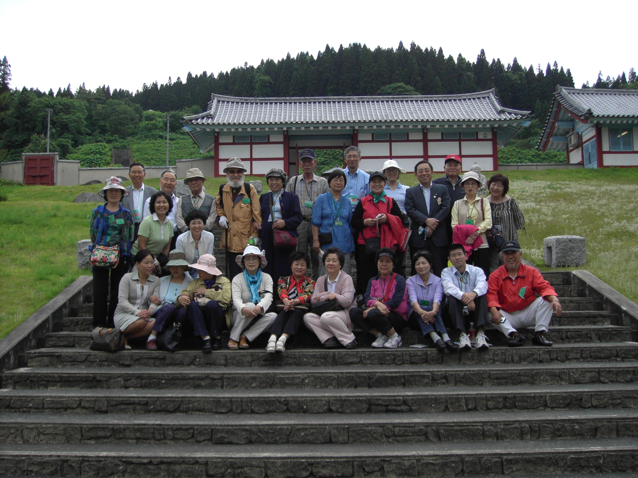 도자와 무라에 시집온 한국인 주부들이 고려촌에서 기념사진을 찍고 있다. 둘째줄 맨 왼쪽이 한국인 간사인 이승호씨.