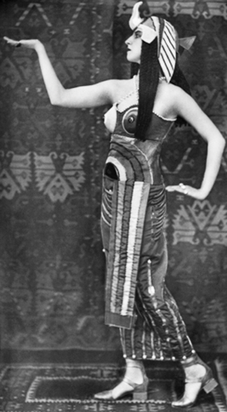 1920년 러시아 발레리나 루보프 체르니체바가 조지 발란신의 ‘클레오파트라’에서 주연을 맡아 춤추고 있다.