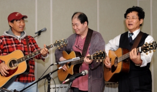 왼쪽부터 김세환, 송창식, 윤형주.