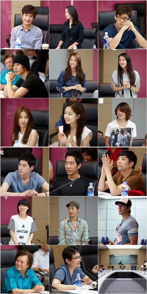 ‘하이킥’시즌 3 ‘하이킥, 짧은 다리의 역습’ 배우들이 첫 대본 연습을 진행했다.<br>사진-초록뱀 미디어 제공