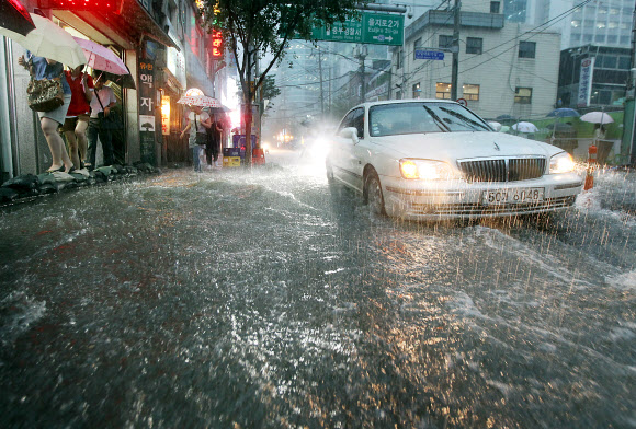 “길이 안보여”  26일 중부지방에 170㎜ 이상의 폭우가 쏟아지면서 서울 을지로 3가 일대가 물에 잠기는 등 피해가 속출했다. 이번 비는 27일 오전 소강상태를 보이다 오후부터 다시 내려 28일까지 최대 300㎜ 이상의 강수량을 기록할 것으로 기상청은 전망했다.  연합뉴스