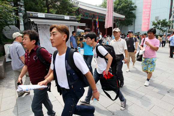 30일 오전 시청 앞 서울광장 인근에서 제3차 희망의 버스 탑승자들이 출발준비를 하고 있다.  연합뉴스