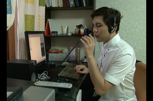 시각장애인으로는 처음 지상파 방송의 프리랜서 앵커로 뽑힌 이창훈씨가 서울 서대문구 북가좌동 집에서 4년째 해 오고 있는 시각장애인 인터넷 방송(KBIC) 진행 시연을 하고 있다.