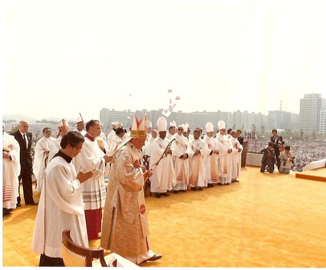 1984년 서울 여의도광장에서 교황 요한 바오로 2세의 집전으로 거행된 한국 천주교 순교자 103위의 시성식 장면.