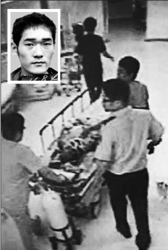 18일 경북 북부 제1교도소에서 자살을 기도한 탈옥수 신창원(작은 사진)이 안동의 한 병원으로 옮겨지고 있다. 사진은 병원 폐쇄회로(CC)TV 캡처 화면.  안동 연합뉴스 