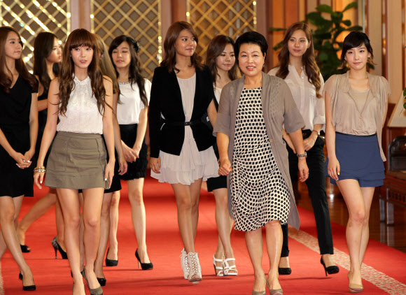김윤옥(오른쪽 세 번째) 여사가 19일 청와대에서 ‘한국방문의 해’ 홍보대사로 위촉된 걸그룹 소녀시대 멤버들과 걸어가고 있다. 연합뉴스