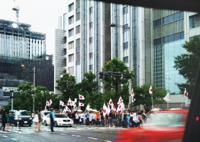 지난 21일 일본 도쿄 후지TV 본사 주변에서 집회 참가자들이 일장기를 흔들며 ‘반(反) 한류’ 시위를 벌이고 있다. <br>도쿄 연합뉴스