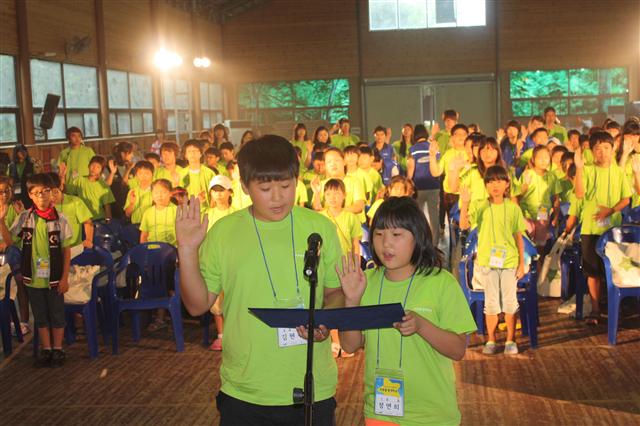 지난 18일 삼성SDI의 푸른별 환경학교에 참가한 학생들이 개교식에서 선서를 하고 있다.  삼성SDI 제공