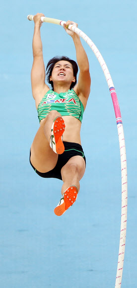 2011 대구세계육상선수권대회 둘째날인 28일 오후 대구스타디움에서 열린 여자 장대높이뛰기 예선에서 한국의 최윤희가 4ｍ10를 넘고 있다. 연합뉴스