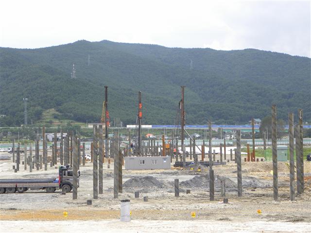 28일 강릉시 옥계면 포스코 마그네슘 제련공장 건설 현장. 중장비들이 공장을 떠받칠 기둥들을 세우고 있다.  포스코 제공