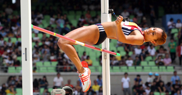 29일 대구스타디움에서 대회 3일째를 맞는 대구세계육상선수권대회 여자 7종경기 높이뛰기에서 영국의 제시카 에니스 선수가 바를 넘고있다.  도준석 기자 pado@seoul.co.kr