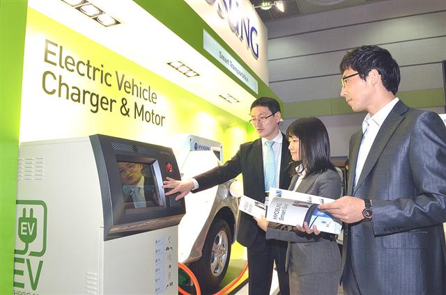 효성 관계자가 최근 개최한 스마트그리드 산업 전시회에서 참가자들에게 전기차 충전 시스템을 시연해 보이고 있다.  효성 제공