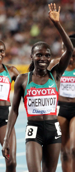 케냐의 비비안 체루이요트가 여자 5000m 결승에서 가장 먼저 들어오며 대회 첫 2관왕에 오르자 활짝 웃고 있다. 대구 도준석기자 pado@seoul.co.kr