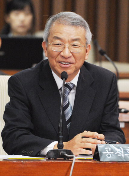 양승태 대법원장 후보자가 6일 국회에서 열린 인사청문회에서 의원들의 질문에 웃으면서 답변하고 있다. 이언탁기자 utl@seoul.co.kr