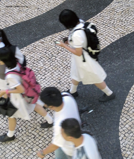 1 마카오의 대표 이미지 중 하나인 세나도 광장. 지중해의 파도를 연상시키는 광장 위로 사람들도 함께 물결치며 흐른다