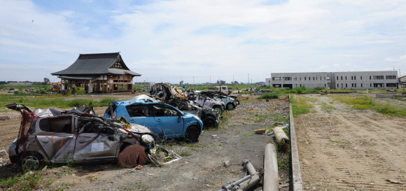 미야기현 나토리시 유리아게 마을에는 지난 3월 11일 발생한 동일본 대지진과 쓰나미 당시 부서진 자동차들이 지금도 그대로 방치돼 있다.  이시노마키·나토리·이이다테무라 손형준기자 boltagoo@seoul.co.kr 