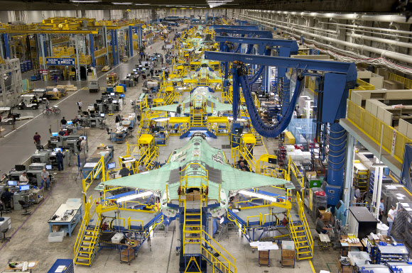 우리나라의 차세대 전투기 사업에 뛰어든 미국 록히드마틴사의 F35 전투기 생산 공장 내부. 텍사스주 포트워스에 있는 이 공장은 9만 2900여㎡ 규모로 1.6㎞의 생산 벨트에 6000여명이 근무한다. 록히드마틴사 제공