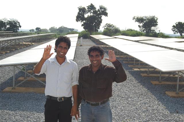 함반토타 에너지 파크에 건설된 스리랑카 최초의 태양광 발전소를 운영하는 아툴라(오른쪽)와 헤티아라치. 함반토타 이도운 논설위원 