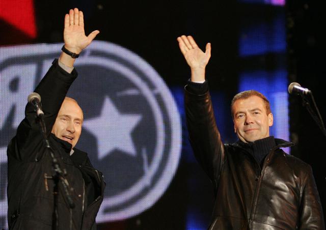 2008년 3월 대선에서 승리한 메드베데프(오른쪽) 제1부총리가 푸틴 대통령과 함께 모스크바 붉은광장에서 지지자들에게 손을 흔들고 있다.  서울신문 포토라이브러리