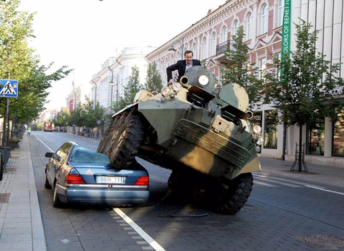 이그노벨상을 받은 리투아니아의 수도 빌니우스의 아르투라스 추오카스 시장이 탱크를 탄 채 불법 주차된 메르세데스 벤츠 승용차를 짓밟고 있다. 유튜브 캡처
