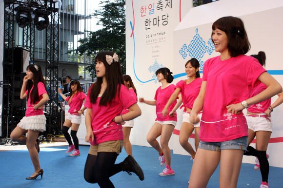 1일 오전 도쿄 중심가 롯폰기힐스 아레나에서 열린 한·일 축제 한마당에서 K팝 커버댄스 경연에 참가한 일본 여성들이 춤을 선보이고 있다. 도쿄 연합뉴스  