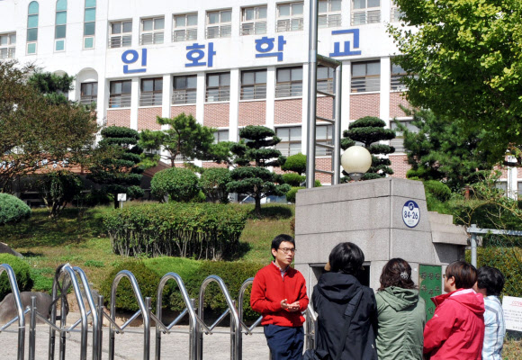 휴일인 3일 영화 ‘도가니’의 실제 배경이 된 광주인화학교에 많은 시민들이 찾아 실제 사건에 대한 관심을 드러내고 있다. 연합뉴스