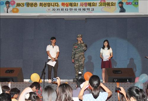 해병대에서 복무 중인 현빈(29. 김태평)이 5일 인도네시아 자카르타 한국국제학교에서 학생들의 질문에 답하고 있다.<br>연합뉴스