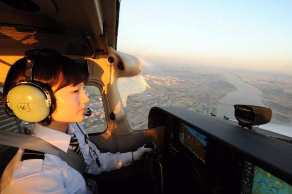 한국항공대 함은혜씨가 한강이 한눈에 보이는 서울 상공에서 훈련을 받고 있다.  