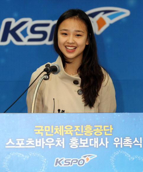 소감 밝히는 손연재  ‘체조요정’ 손연재가 24일 서울 송파구 방이동 올림픽파크텔에서 열린 ‘소외계층 청소년 체육활동을 위한 스포츠바우처 홍보대사 위촉식’에서 위촉패를 받은 뒤 소감을 말하고 있다. 국민체육진흥공단은 이날 손연재와 ‘양신’ 양준혁을 홍보대사로 위촉했다. 스포츠바우처는 스포츠 활동을 하기 어려운 저소득층의 만 7∼19세의 유소년 및 청소년들에게 스포츠 시설 이용료와 스포츠용품 구입비 등을 지원하는 제도다.  연합뉴스