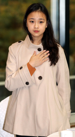 손연재의 국민의례  ‘체조요정’ 손연재가 24일 서울 송파구 방이동 올림픽파크텔에서 열린 ‘소외계층 청소년 체육활동을 위한 스포츠바우처 홍보대사 위촉식’에서 국기에 대한 경례를 하고 있다. 국민체육진흥공단은 이날 손연재와 ‘양신’ 양준혁을 홍보대사로 위촉했다. 스포츠바우처는 스포츠 활동을 하기 어려운 저소득층의 만 7∼19세의 유소년 및 청소년들에게 스포츠 시설 이용료와 스포츠용품 구입비 등을 지원하는 제도다. 연합뉴스