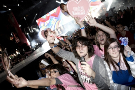 이날 뉴욕 매디슨스퀘어가든에서 열린 ‘SM타운 라이브 월드투어’ 공연에는 동방신기, 슈퍼주니어 등이 무대를 꾸몄으며 1만 5000명의 관객이 환호하고 있다. <br>SM엔터테인먼트 제공