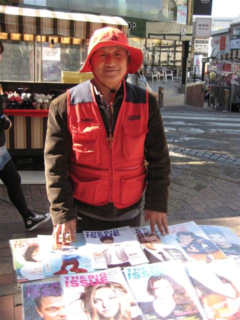 노숙인 홍삼용씨가 지난 23일 서울 서대문구 대현동 이화여대 앞에서 노숙인들의 자활을 돕기 위해 만든 잡지 ‘빅이슈’를 팔고 있다.