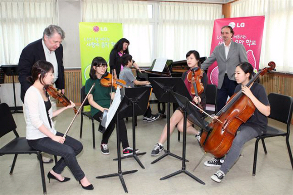 교육환경이 어려운 학생들을 위한 LG의 음악영재 프로그램인 ‘LG 사랑의 음악학교’ 학생들이 지난 6월 서울 중구 정동 예원학교에서 세계적 실내악단인 ‘링컨센터 체임버 뮤직 소사이어티’ 연주자들에게 실내악을 지도받고 있다. LG그룹 제공