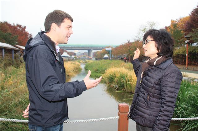 토마스 헤커(왼쪽) 독일 파펜호펜시장이 지난 29일 서울 송파구 풍납동 성내천을 둘러본 뒤 동행한 자원봉사자와 복원사업에 대해 이야기를 나누고 있다. 송파구 제공