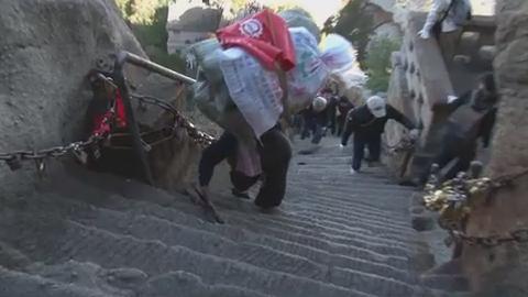무거운 짐을 이고 매일같이 험한 산길을 오르는 중국 화산 짐꾼들의 생활을 카메라에 담은 EBS ‘극한직업’의 한 장면.  EBS 제공