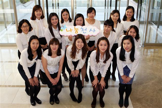 ‘독거노인 사랑잇기’ 캠페인에 참여하고 있는 대한생명 서울콜센터 직원들이 회사 로비에서 ‘나눔 천사’라고 쓰인 피켓을 든 채 활짝 웃고 있다. 대한생명 제공