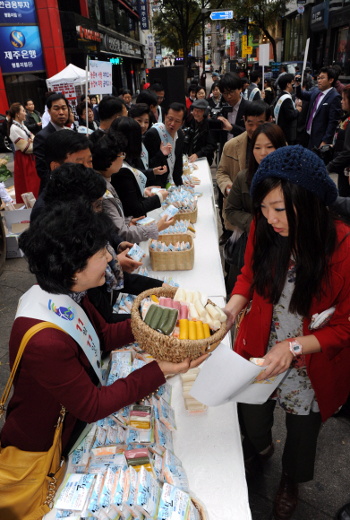 11월 11일은 ‘농업인의 날’  7일 서울 중구 명동 거리에서 농림수산식품부와 농협 직원들이 시민들에게 ‘11월 11일’(농업인의 날)을 의미하는 가래떡을 나눠주고 있다. 도준석기자 pado@seoul.co.kr