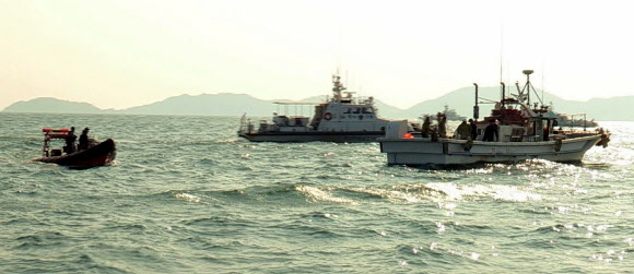 12일 오전 2시15분에 충남 태안 앞바다에서 어선과 화물선이 충돌, 어선이 침몰하고 선원 8명이 바다에 빠져 실종돼 해경이 수색작업을 벌이고 있다. 연합뉴스