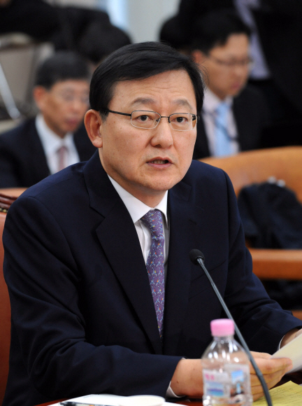 홍석우 지식경제부 장관 후보자가 15일 국회에서 열린 인사청문회에서 청문위원들의 질문에 답변하고 있다.  이호정기자 hojeong@seoul.co.kr