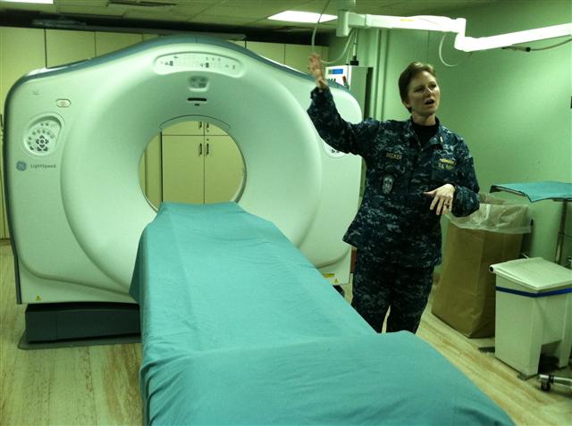 부병원장인 케이티 베커 중령이 CT촬영실에서 검사방법에 대해 설명하고 있다.