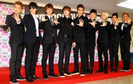 세계 순회 공연 ‘슈퍼쇼4’의 둘째날 공연을 앞두고 20일 기자회견을 연 슈퍼주니어. 19~20일 서울 공연은 2만 2000명의 관객이 관람했다.<br>연합뉴스