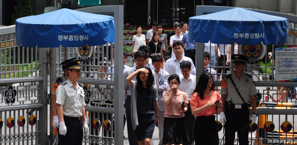 서울 세종로 정부중앙청사에서 근무하는 공무원들이 점심식사를 위해 청사를 나서고 있는 모습 서울신문 포토라이브러리