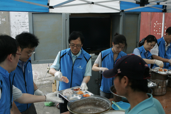 김용환(왼쪽 세 번째) 수출입은행장이 최근 서울 영등포역 근처 무료 급식소 ‘광야의 집’에서 직원들과 함께 무료 점심 배식을 하고 있다.