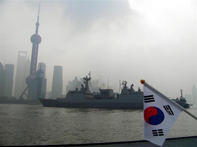한국형 구축함인 왕건함이 23일 중국 상하이 해군 기지에 들어서고 있다. 우리 해군 3함대의 왕건함은 중국의 동해함대와 25일 상하이 앞바다에서 합동 수색·구조 훈련을 실시한다. 우리 해군이 중국 해군과 합동 기동훈련을 하는 것은 사실상 처음이다. 만재 t수 5500t, 전장 150m인 왕건함은 최고 시속 30노트로, SMⅡ 대공미사일, 하푼 대함미사일, 5인치 함포, 어뢰, 폭뢰, 링스 대잠헬기 등을 갖추고 있다.